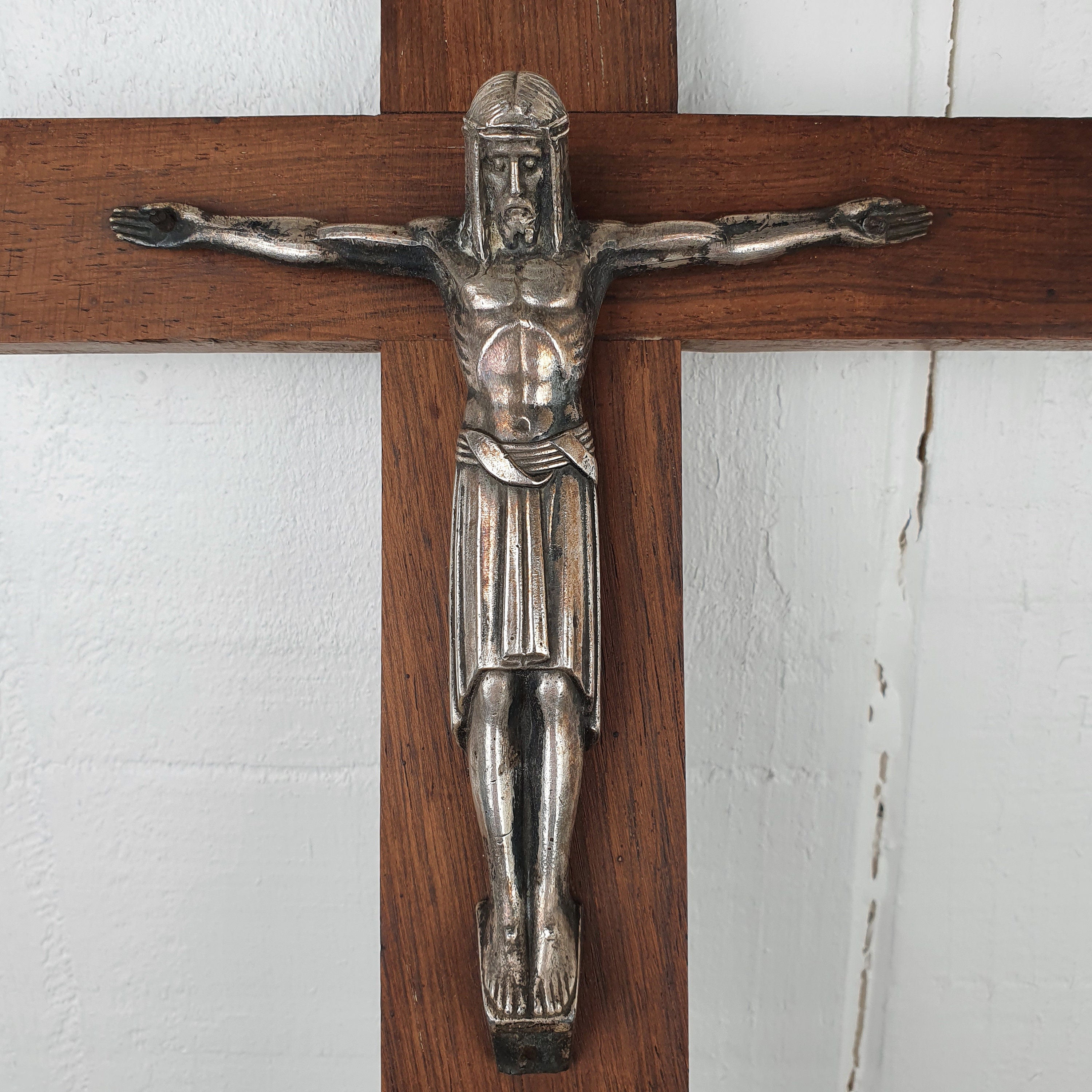 Rare Vintage Art Déco Crucifix Argent Métal Christ sur Bois Dur Poli Croix Mur Accrochage Icône Reli