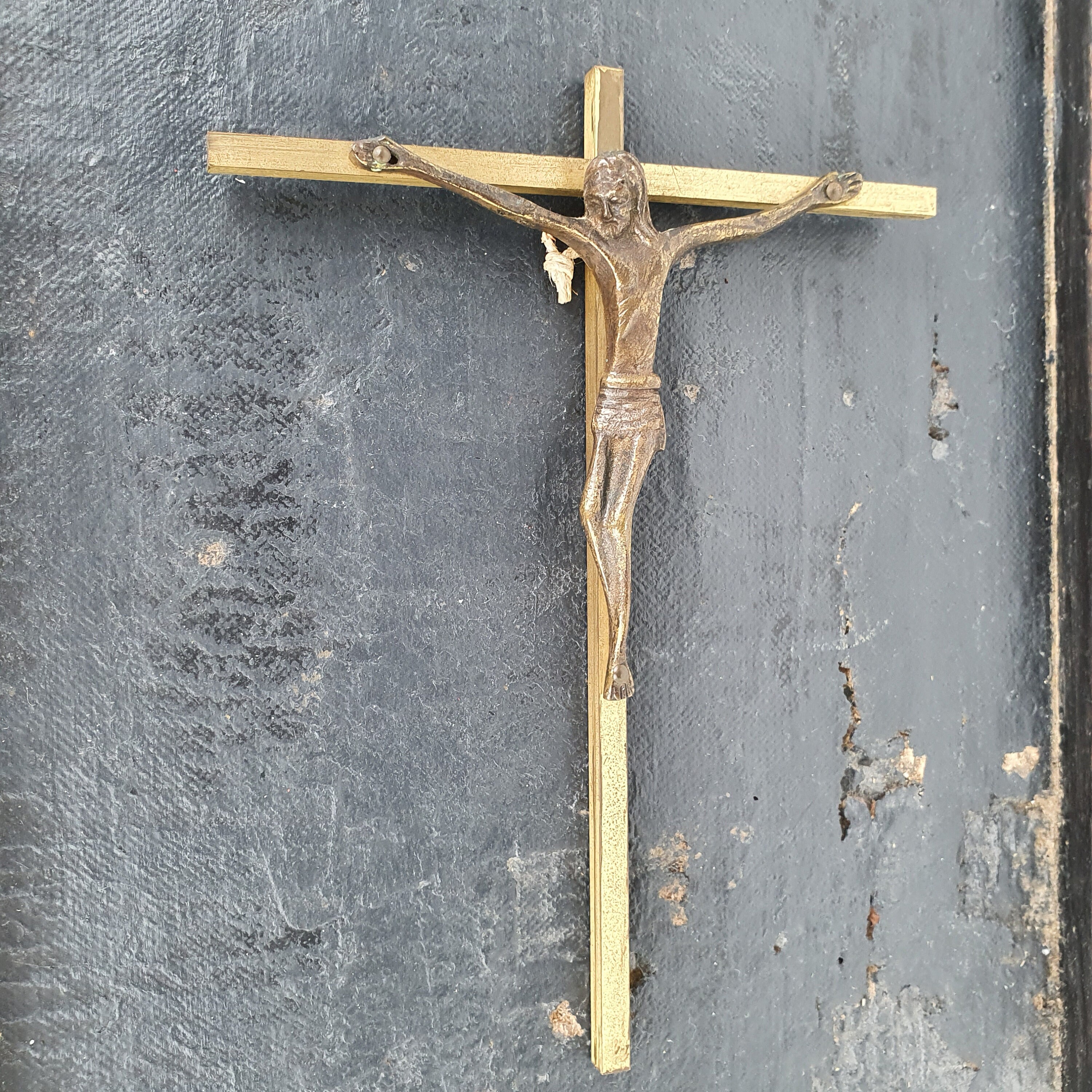 Rare Vintage Métal Minimal Design Crucifix Bronze Christ sur Base Solide Croix Calvaire Icône Religi