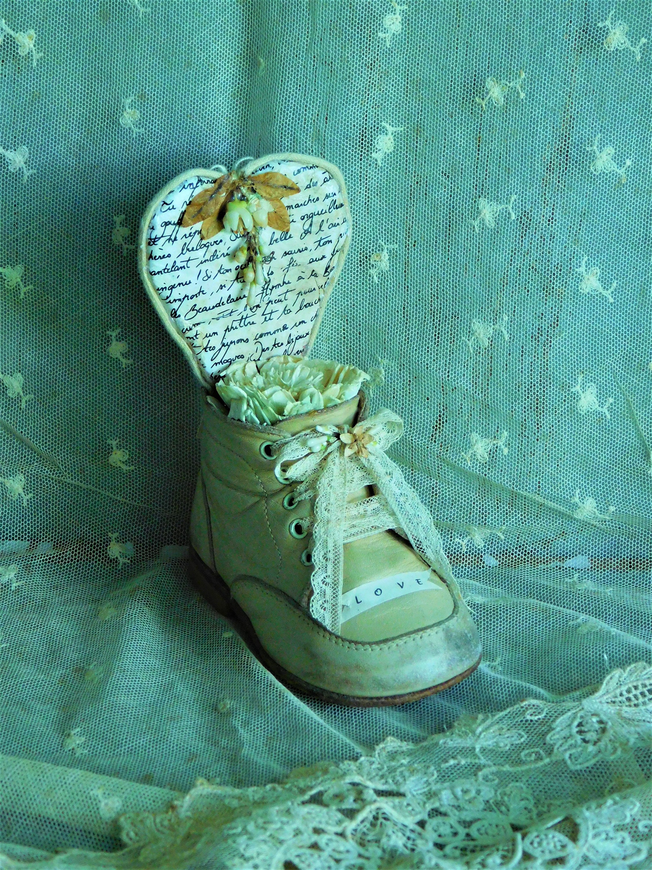 Chaussure de Bébé Modifiée Repurposed Vintage Baby Shoe Français Nordic Decor Shower Gift