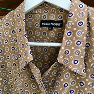 100% textured silk Vero Moda printed button down beige vintage shirt blouse S-L