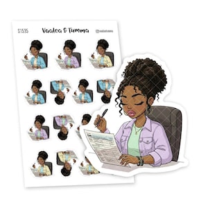 Op de afbeelding: Stickervel met illustraties van een vrouw die een belastingformulier invult. De hoofdsticker toont een vrouw met donker haar, gekleed in een lichtpaarse jas, met een pen en een belastingformulier. De tekst "Vaalea & Tumma".