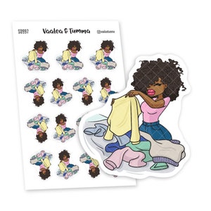 以下が含まれることがあります： 女性が服を畳んでいる漫画のイラストが描かれた12枚のステッカーのセット。女性は濃い茶色の肌、黒い縮れた髪で、ピンクのシャツと青いジーンズを着用しています。ステッカーは白い背景に「Vaalea & Tumma」と「@vaaleatumma」の文字が書かれています。