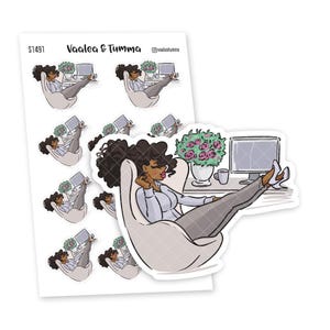 Könnte beinhalten: Ein Set mit 9 Stickern, die eine Frau zeigen, die in einem Stuhl sitzt und ihre Füße auf einem Schreibtisch ablegt. Sie trägt ein weißes Hemd und hat ihre Haare nach hinten gebunden. Auf dem Schreibtisch stehen ein Computermonitor, eine Vase mit Blumen und eine Tasse Kaffee. Die Sticker sind weiß mit schwarzen Umrissen und tragen die Aufschrift "Vaalea & Tumma" und "@vaaleastumma".