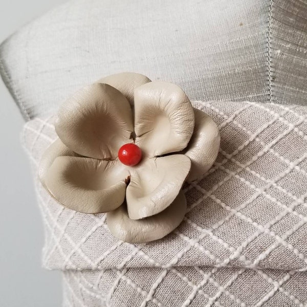 Broche fleur de camélia en cuir taupe 3" avec centre en verre corail, épingle à chapeau, corsage, épinglette, studio fabriqué à New York