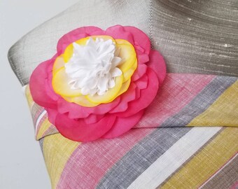5 "FUCHSIA YELLOW White Camellia, Fabric Blumenhut Pin Brooch Corsage, made in NYC with vintage Diecut blättern, große Seidenmühle Blume
