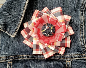 Roseta Cocarde de tartán rojo, flor de tafetán con bordado de cintas, hecha a mano en Nueva York con cinta de sombrero de los años 20.