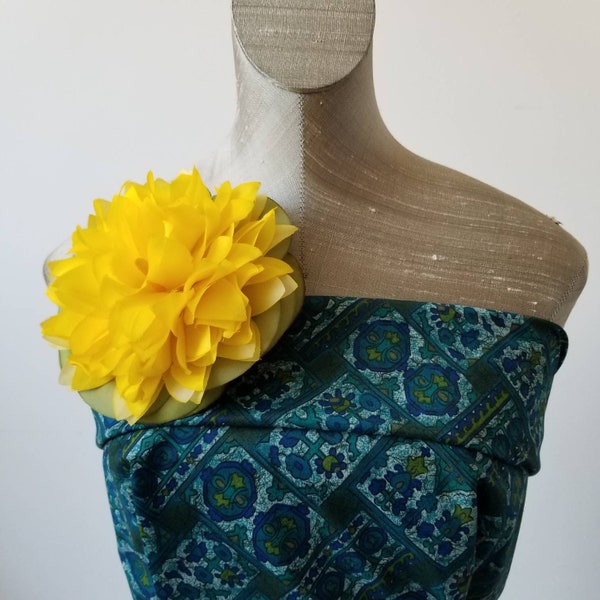 5.5" Fleur de chapellerie de LILY EN SOIE jaune doré faite à la main avec des pétales de soie vintage, pour casque, bibi, broche géante, épingle à chapeau, corsage