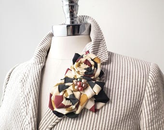 Aplique floral de seda a rayas, ramillete de flores de tela estilo años 20, hecho en un estudio de Nueva York.