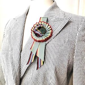 Grün gestreiftes COCARDE Award Abzeichen mit 1940er Jahre Wabenknopf, Vintage Ripsschleife, NYC