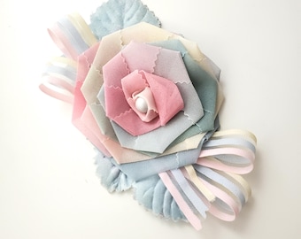 Decorazione floreale in nastro realizzata a mano per bavero o abito.