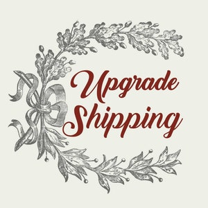 Puede incluir: Una ilustración en blanco y negro de una corona con una cinta roja y el texto "Upgrade Shipping" en rojo.