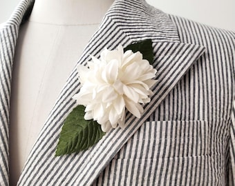 Haarteil mit Chrysantheme, aus Baumwolle, mit olivgrünen Satin-Blättern, handgefertigt in New York