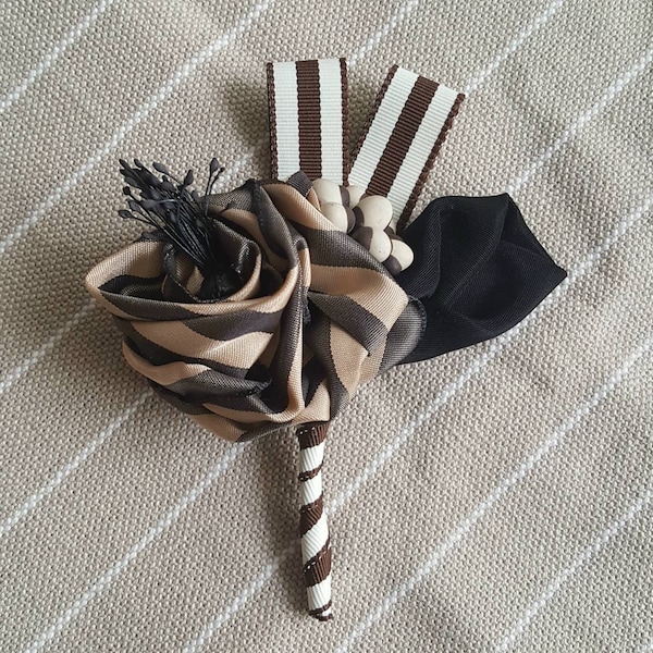 Fleur de revers Boutonnière Noir Chocolat, épinglette Dapper gentlemens, fabriquée à la main avec des garnitures vintage sépia ton | art de l’assemblage à porter