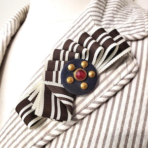Schokolade Braun Weiß Gestreifte Halbe Kokarde, Juwelen Art Deco Knopf, NYC Handmade Accessoire