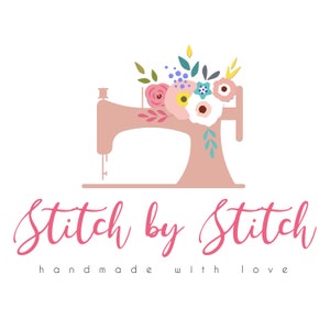 Könnte beinhalten: Rosa Nähmaschine mit einem Blumendesign auf der Oberseite. Der Text "Stitch by Stitch" ist unter der Maschine in rosa kursiver Schrift geschrieben. Der Text "handmade with love" ist unter dem kursiv geschriebenen Text in einer kleineren Schriftart geschrieben.