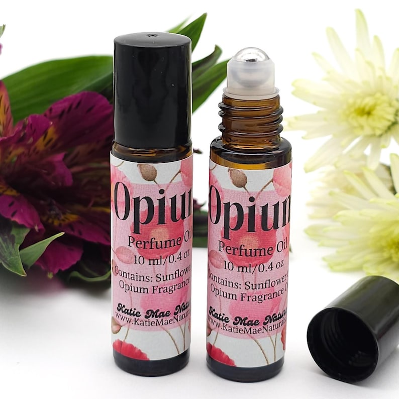 Puede incluir: Dos botellas de vidrio &aacute;mbar de 10 ml / 0,4 oz con tapas negras. Las botellas est&aacute;n etiquetadas con un dise&ntilde;o floral rosa y blanco y el texto "Opium Perfume Oil" y "Katie Mae Naturals".