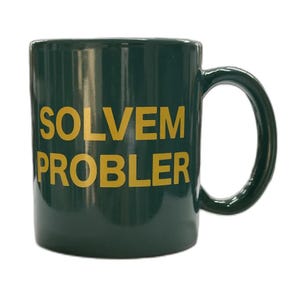 Op de afbeelding: Een donkergroene keramische mok met een grote handgreep. De mok heeft de woorden "SOLVEM PROBLER" in een vetgedrukte, gele lettertype. De mok is ontworpen voor warme of koude dranken.