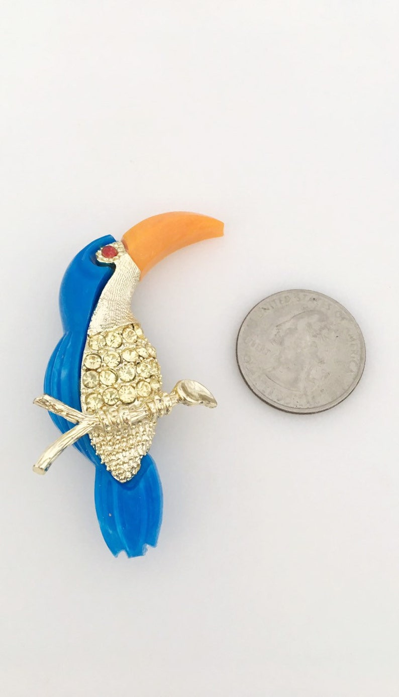 Gift forbird lover Wear on blazer lapel. Light gold tone with rhinestones Blue toucan vintage brooch