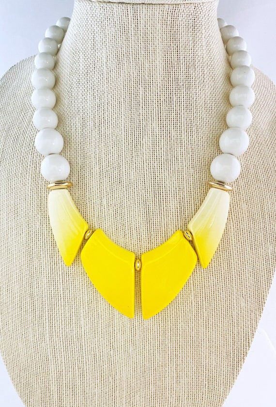 Vintage 60s or 70s Lucite statement necklace. Whi… - image 1