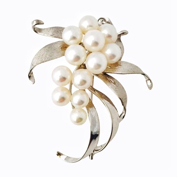 Gorgeous vintage sterling pearl brooch - pendant in the style of Mikimoto.  Marked silver.  Wear for wedding, or weekend away.