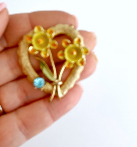 Vintage Coro heart brooch.  Gold with fun colors … - image 6