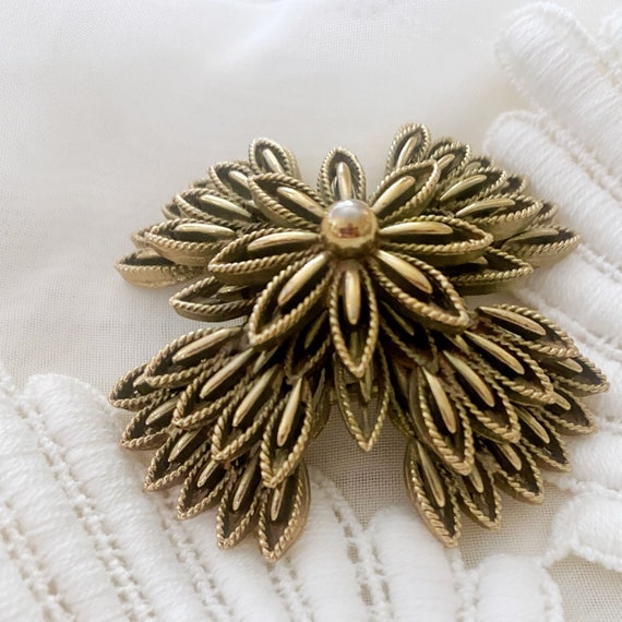 Vintage Capri signed layered domed brooch. Gold tone… - Gem