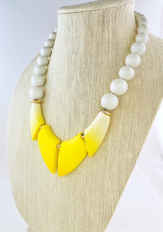 Vintage 60s or 70s Lucite statement necklace. Whi… - image 5