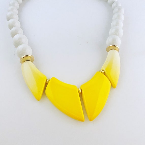 Vintage 60s or 70s Lucite statement necklace. Whi… - image 4