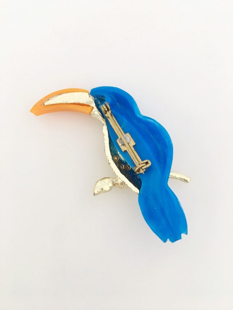 Gift forbird lover Wear on blazer lapel. Light gold tone with rhinestones Blue toucan vintage brooch