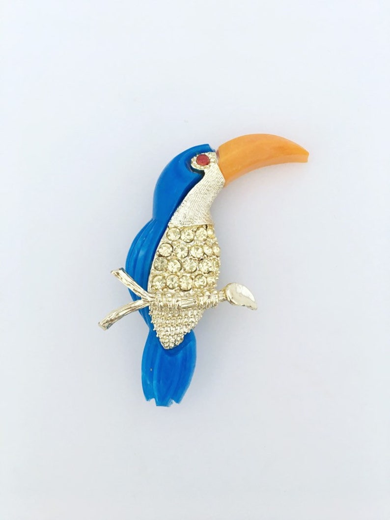 Gift forbird lover Wear on blazer lapel. Light gold tone with rhinestones Blue toucan vintage brooch