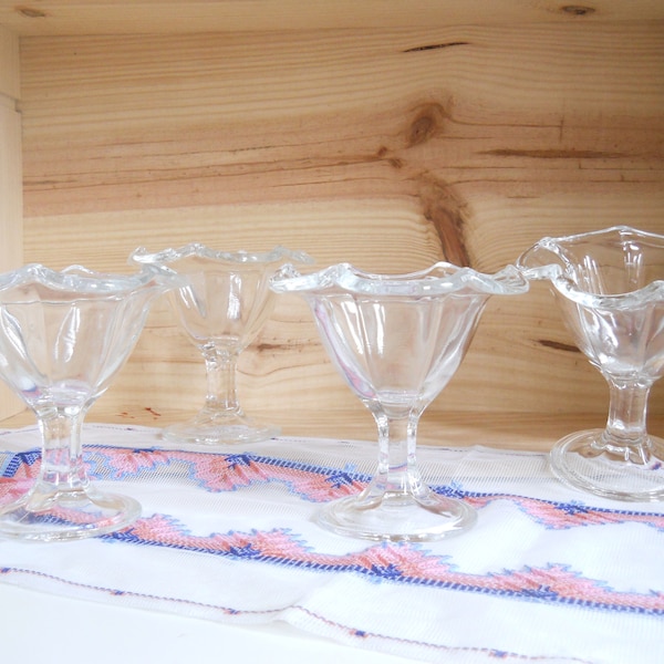 Vintage Eisbecher Dessertschalen aus Preßglas mit Tulpenform