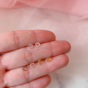 Orecchini a perno a cuore aperto in argento sterling / Orecchini minimalisti e delicati da 4 mm