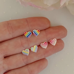 Pendientes de botón de corazón arcoíris de plata esterlina / Pendientes hipoalergénicos para niños / Pendientes para niños pequeños / Pendientes para niñas