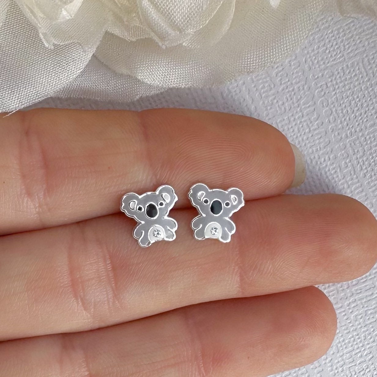 Orecchini Koala In Argento Sterling 925 – Mini Pendant A Perno 8x5 Mm – Confezione Regalo