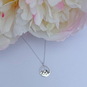 Halsband för berg i sterlingsilver | Halsband för vandring | Gåva för friluftsmänniskor | Gåva för naturälskare | Elegant silverhalsband bild 3
