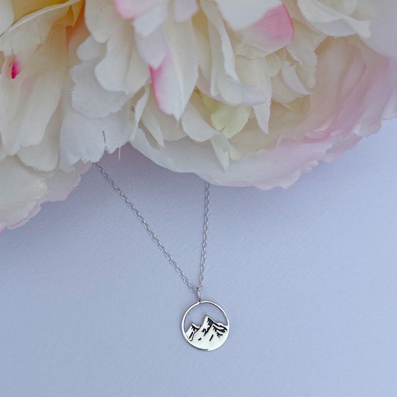 Halsband för berg i sterlingsilver | Halsband för vandring | Gåva för friluftsmänniskor | Gåva för naturälskare | Elegant silverhalsband bild 3