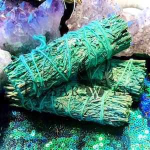 Bundel blauwe salie doordrenkt met patchouli, zuivering, esoterische bescherming, ritueel, hekserij