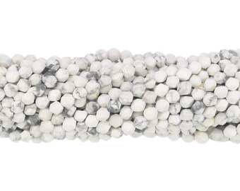 Faceted Pentagon / Zeshoekige vorm Witte Howlite Bead Streng (16 inch lang)