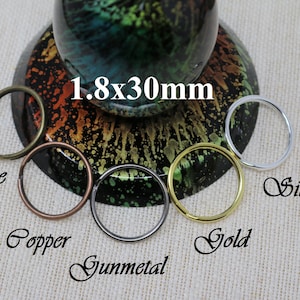 May include: Five jump rings in different finishes: bronze, copper, gunmetal, gold, and silver. The rings are 1.8 x 30 mm.