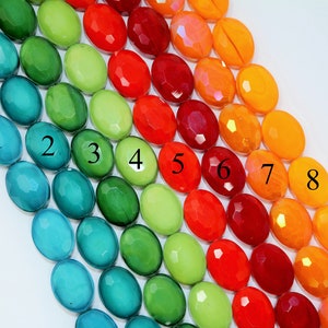 Puede incluir: Un arcoíris de cuentas de vidrio ovaladas con un acabado facetado. Las cuentas están numeradas del 1 al 8, y cada número corresponde a un color diferente. Los colores son turquesa, verde, verde lima, rojo, naranja y amarillo.