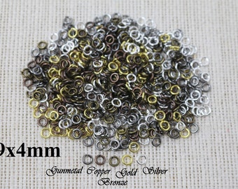 Puede incluir: Un montón grande de pequeños anillos de salto redondos en color bronce oscuro, cobre, oro y plata. Los anillos miden 0,9 x 4 mm.