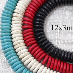Może przedstawiać: Zbliżenie kolorowych koralików w kolorach turkusowym, białym, czerwonym i czarnym. Koraliki ułożone są w spiralny wzór. Widoczny tekst "12x3mm" wskazuje rozmiar koralików. Idealne do tworzenia biżuterii.
