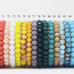 Puede incluir: Un conjunto de 18 pulseras hechas de cuentas de vidrio facetadas en varios colores, incluidos rojo, naranja, amarillo, blanco, gris, verde, azul y morado. Las pulseras están numeradas del 69 al 86.