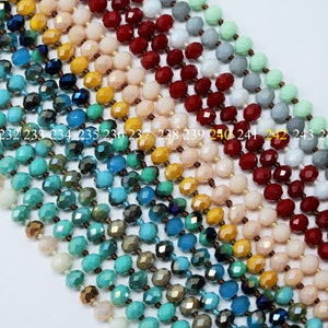 Peut inclure: Une rangée de 15 brins de perles de verre facettées de différentes couleurs, notamment turquoise, bleu, vert, or, beige, rouge et blanc. Les brins sont numérotés de 230 à 244.