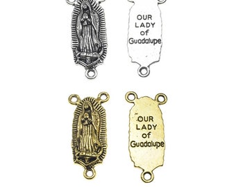 Puede incluir: Dos encantos de Nuestra Señora de Guadalupe, dos plateados y dos dorados, con tres anillos de salto. Los encantos son rectangulares con la parte superior e inferior redondeadas. Los encantos miden 31 mm por 14 mm.
