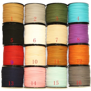 Op de afbeelding: Een set van 16 spoelen suède koord in verschillende kleuren, waaronder bruin, grijs, groen, blauw, zwart, wit, beige, paars, rood, oranje, marineblauw, roze, mint en antraciet. Elke spoel is genummerd van 1 tot 16.