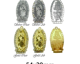 Puede incluir: Cuatro colgantes de plata y oro con una imagen de la Virgen María. Los colgantes están adornados con diamantes de imitación transparentes e iridiscentes. Los colgantes miden 54 mm por 29 mm. Los colgantes tienen una oración a la Virgen María en la parte posterior.