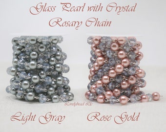 Op de afbeelding: Twee spoelen met glasparel en kristallen rozenkranskettingen. De ketting links is lichtgrijs en de ketting rechts is roosgoud.