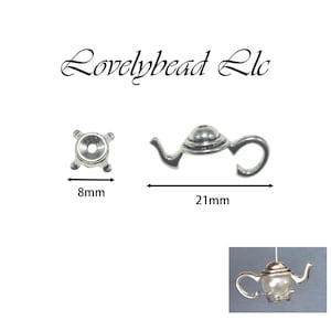 Puede incluir: Encanto de tetera de plata con tapa redonda y asa. El encanto mide 21 mm de largo y 8 mm de ancho. Lovelybead Llc está impreso en la imagen.