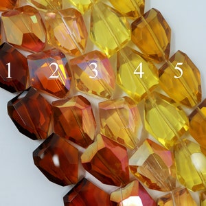 Może przedstawiać: Pięć fasetowanych szklanych koralików w odcieniach bursztynu, pomarańczy i żółci. Korale są ponumerowane od 1 do 5.